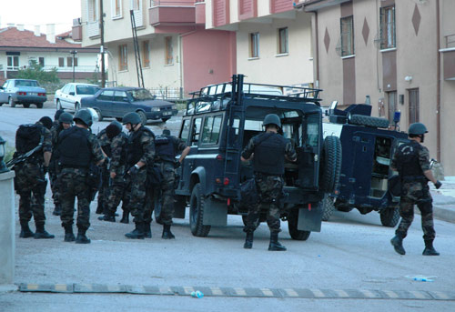 Ankara polisinden baskın!