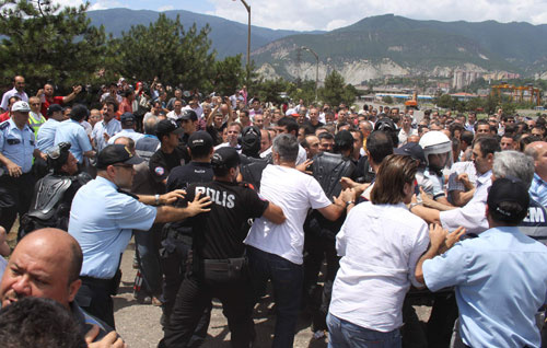 İşçiler Kardemir'i bastı