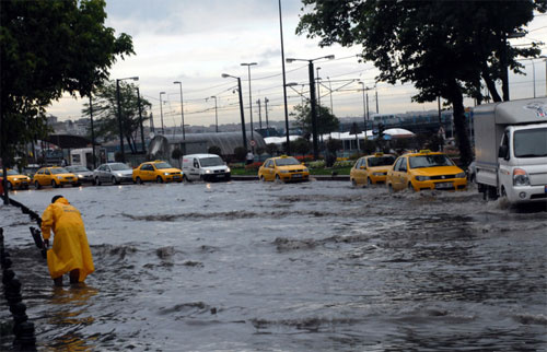 İstanbul'da yağış yine hayatı felç etti