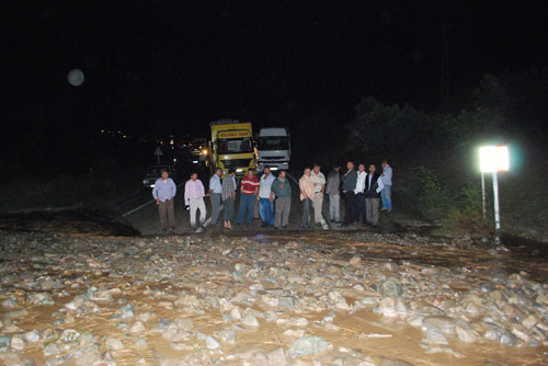 Sel suları Samsun'da yol kapattı