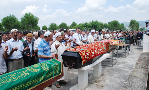 Manisa'da göz yaşları sel oldu