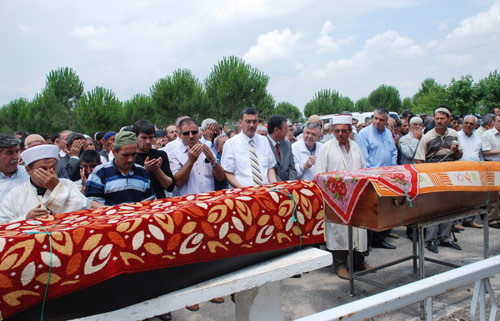 Manisa'da göz yaşları sel oldu