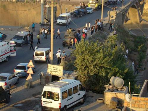 PKK ile çatışmayı binlerce insan izledi