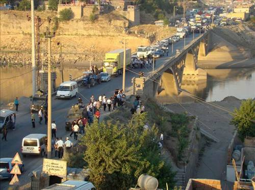 PKK ile çatışmayı binlerce insan izledi