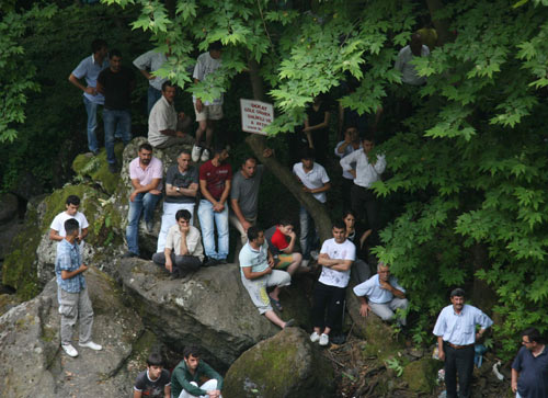 Şelale göletinde can pazarı!