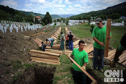 Srebrenitsa katliamı 15. yıldönümünde anıldı