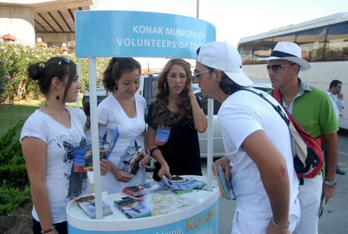 Altı dilde İzmir'i tanıtıyorlar