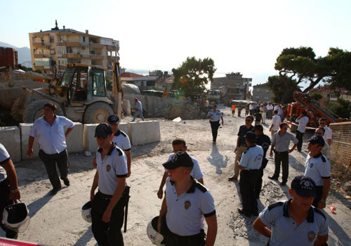 İzmir'de patlama iki can aldı