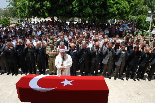 Ailesi şehidin tabutuna bile sarılamadı