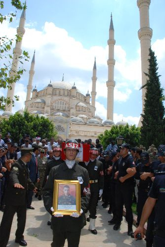 Ailesi şehidin tabutuna bile sarılamadı