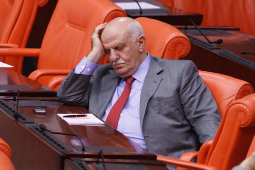 Milletvekilleri mışıl mışıl uyuyor