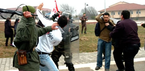 Öğrencilere tekme tokat dayak