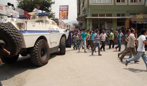 Bayrak olmayan camı taşladılar