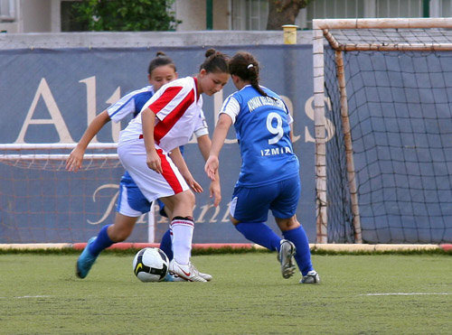 İzmirli kızlar futbolda kupa getirecek