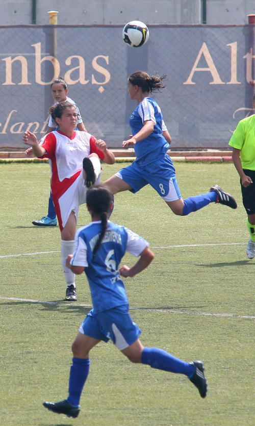 İzmirli kızlar futbolda kupa getirecek