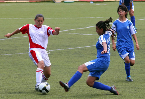 İzmirli kızlar futbolda kupa getirecek