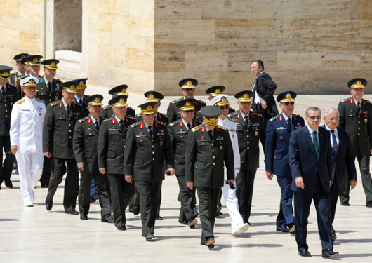 Erdoğan komutanlara mesafe koydu