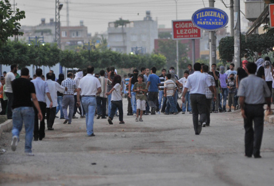 Taş atan çocuklar yine eylemde!