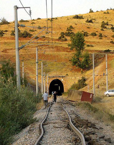 Tren rayları sıcaktan genleşti