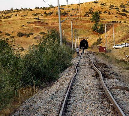 Tren rayları sıcaktan genleşti