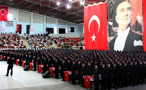 Arnavutköy'de polislerin mezuniyet sevinci