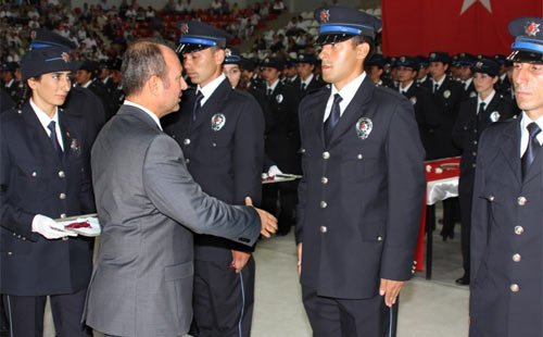 Arnavutköy'de polislerin mezuniyet sevinci