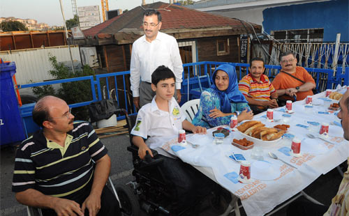 Üsküdar’da engelli ve yaşlılara özel iftar 