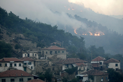 Yangın Bergama'da köyleri boşalttı