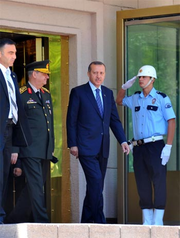 Erdoğan Başbuğ'u kapıda uğurladı