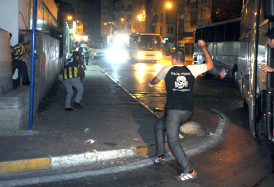 Polis Kadıköy'de silahına davrandı