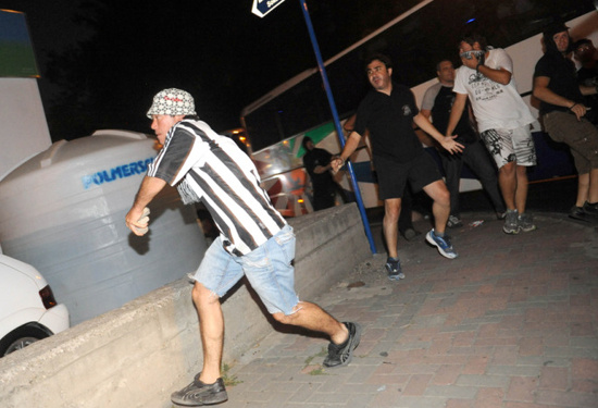 Polis Kadıköy'de silahına davrandı