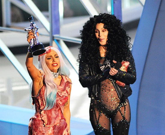 Lady Gaga etten elbise giydi