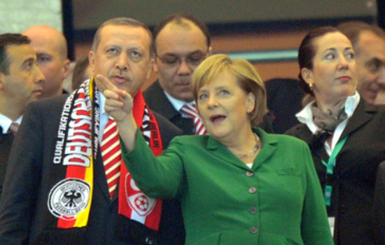 Erdoğan oturdu Merkel zıpladı