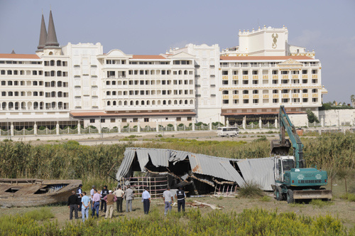 Antalya'da olaylı yıkım