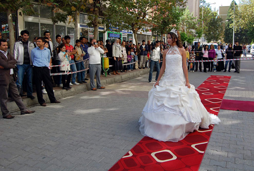 Adıyaman'da sokak defilesine büyük ilgi