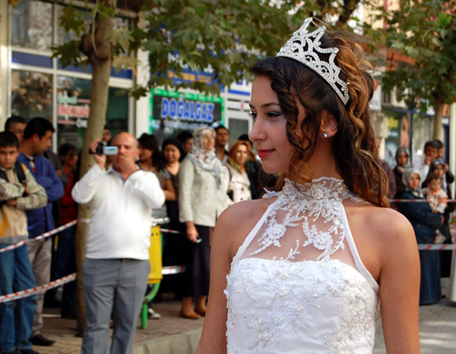 Adıyaman'da sokak defilesine büyük ilgi