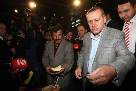 Erdoğan elleriyle kavun yedirdi