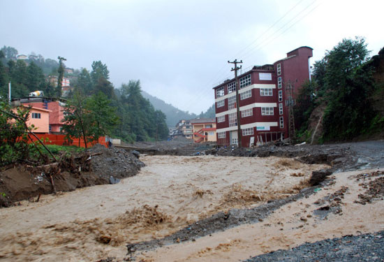 Rize'de sel baskınları korkuttu