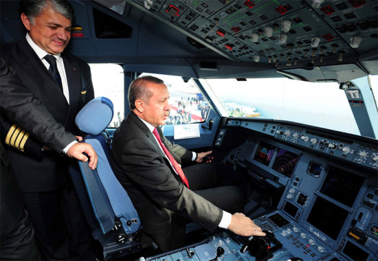 Erdoğan pilot koltuğunda