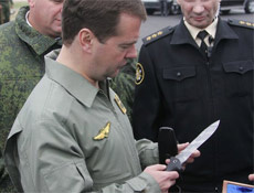 Medvedevde maço şovu yaptı 