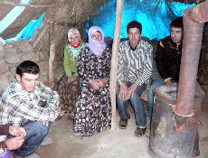 Mağarada yaşayan aileye 2 katlı ev