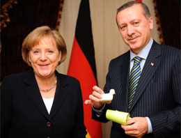 Merkel elinde güvercinle geldi