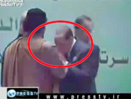Berlusconi Kaddafi'nin elini öptü (video) 