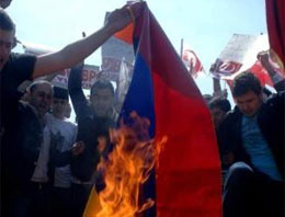 Taksim'de Ermeni bayrağı yakıldı