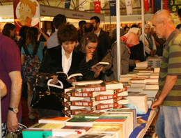 Kitap fuarına öğrencilerden yoğun ilgi