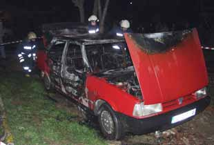 Polis otosu kundaklandı