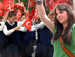 Atatürk posteri tutan genç kız TSK afişinde