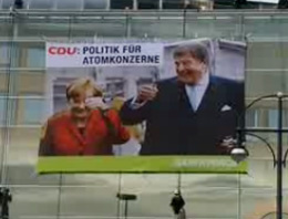 Çevrecilerden Merkel'e afiş sürprizi