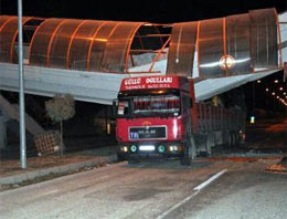 TIR şoförü imkansızı denedi!