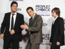 Charlie Sheen Two and a Half Men'den kovuldu